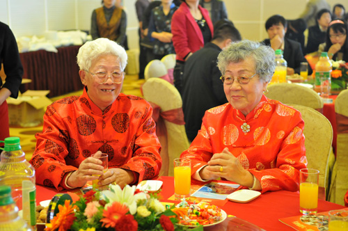 鐘成傑與夫人王桂榮參加金婚慶典