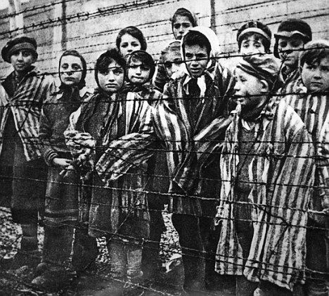 納粹大屠殺中在集中營的無辜人民