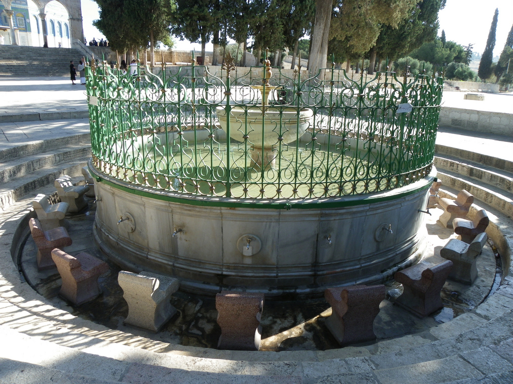 阿克薩清真寺庭院裡的水池