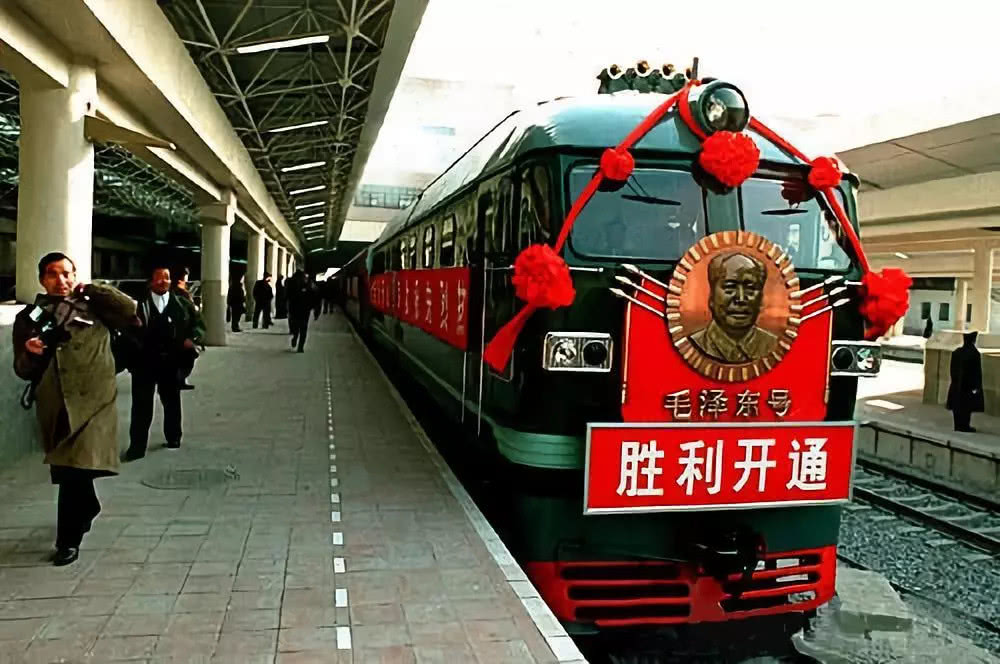 1996年北京西站開通運營，東風4B型1893號機車牽引1次列車