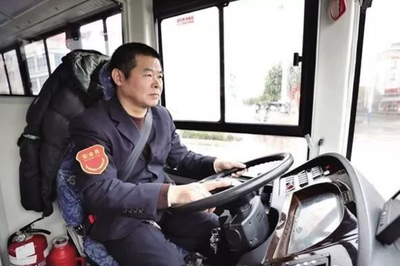 王新華(蘇州市吳江公共運輸有限公司公交駕駛員) 王新華(蘇州市吳江公共運輸有限公司公交駕駛員)