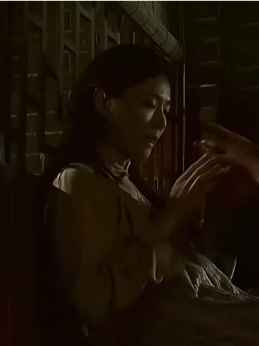 廖瑞芳(《逆緣》中由湯洛雯飾演的懸疑角色) 廖瑞芳(《逆緣》中由湯洛雯飾演的懸疑角色)