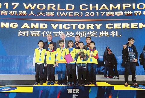 禹小機器人團隊在WER世錦賽頒獎現場