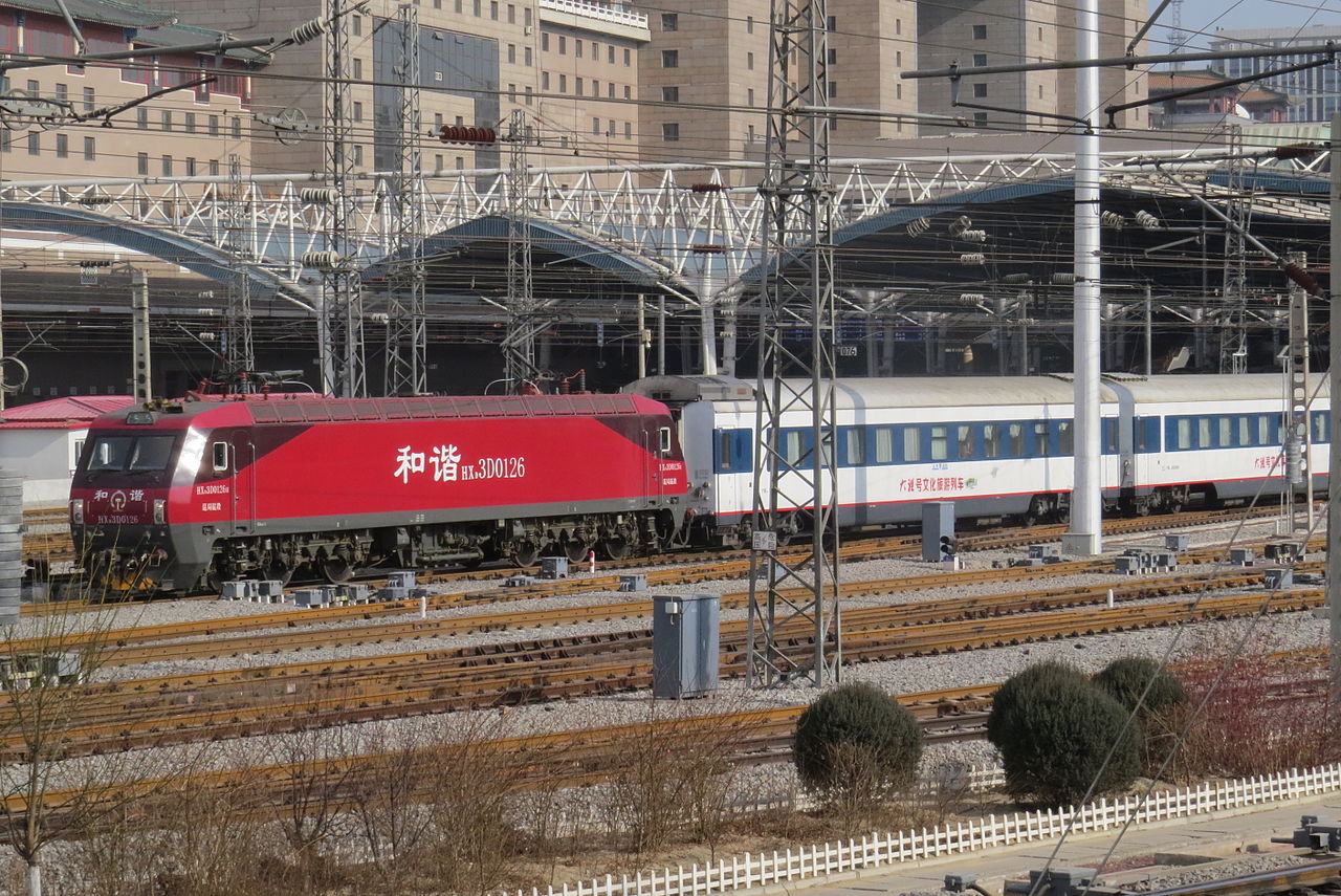HXD3D型電力機車牽引Z161次駛出北京西站