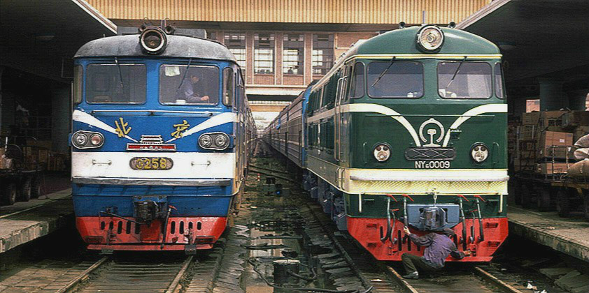 NY6型0009號機車與北京型3258號機車在北京站