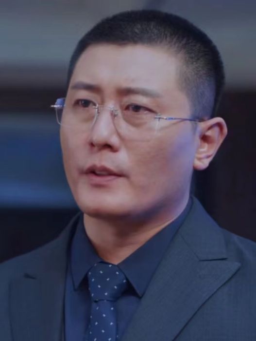 張家康(《我們的翻譯官》中由秦伯坤飾演的角色) 張家康(《我們的翻譯官》中由秦伯坤飾演的角色)