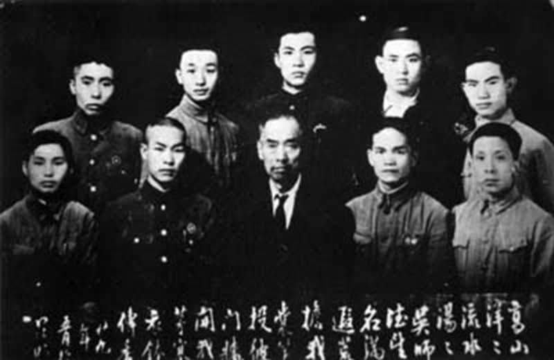1940年蔣勛培（前右二）與吳峻山（前中）等