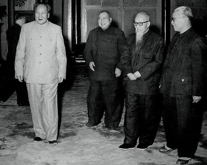 1957年毛澤東和黃炎培、陳叔通（左三）