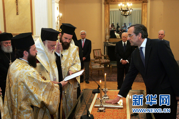 薩馬拉斯（前右）宣誓就任希臘總理。