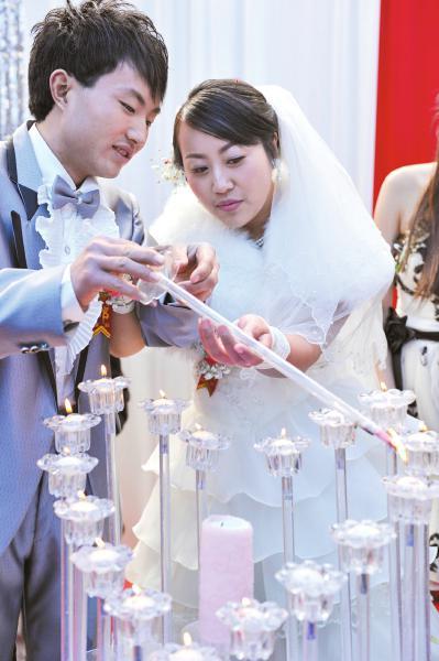 2013年1月17日，魏玲和新郎舉行結婚儀式