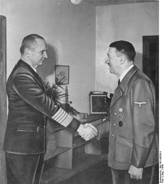 1945年鄧尼茨在柏林的地堡里會見希特勒
