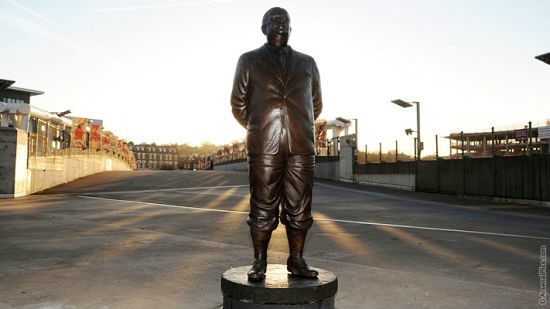 查普曼的雕像如今矗立在酋長球場