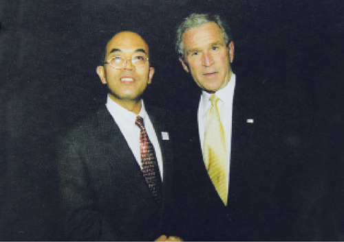 何奇恩（左）與美國前總統布希合影