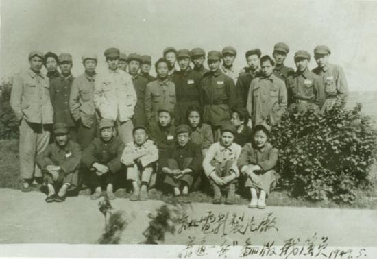 1949年東影早期譯製片人員在興山合影