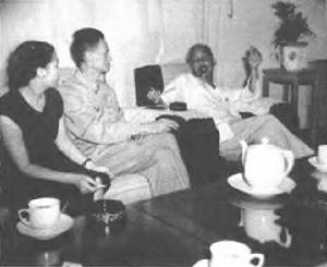 1961年 李兆炳（中）和胡志明（右）交談