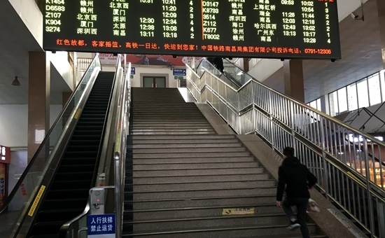 贛州站候車大廳一樓增設的自動扶梯