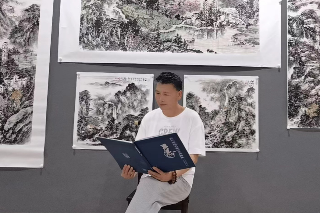 張岱(中國山水畫協會會員、安徽省美術家協會會員、宣城市文房四寶協會理事) 張岱(中國山水畫協會會員、安徽省美術家協會會員、宣城市文房四寶協會理事)