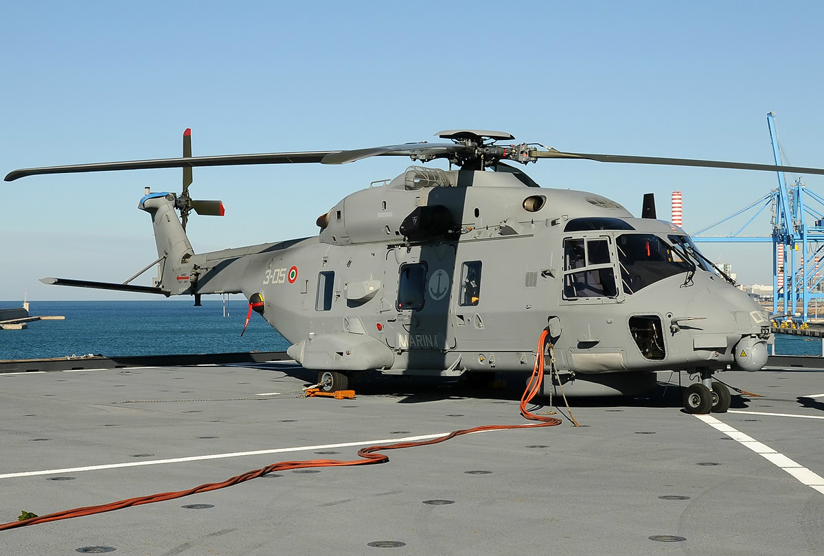 加富爾號上的NH-90直升機