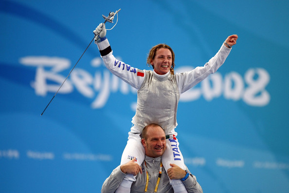 韋扎利與教練一起慶祝奧運會決賽勝利