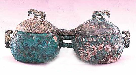 東胡族文物馬鈕青銅雙聯罐