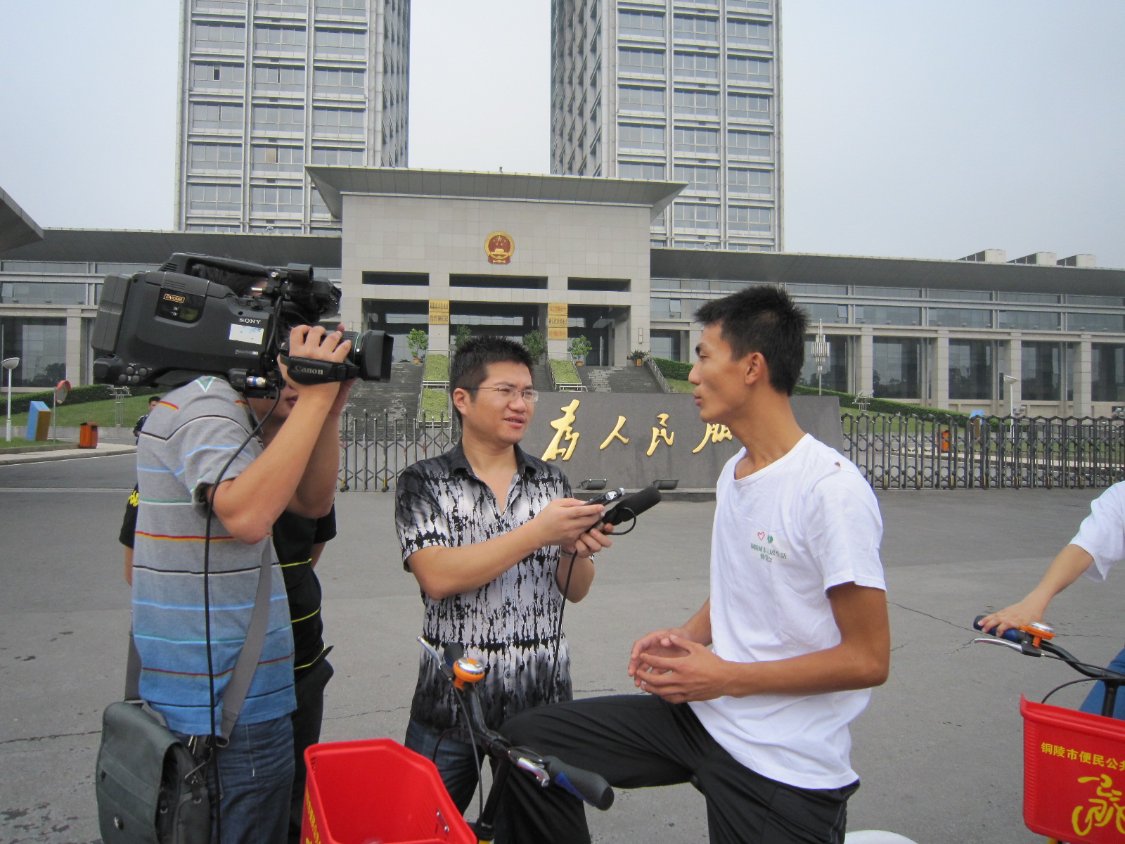 會員活動中接受銅陵電視台記者採訪