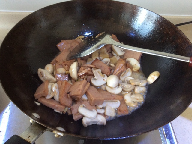 午餐肉炒蘑菇