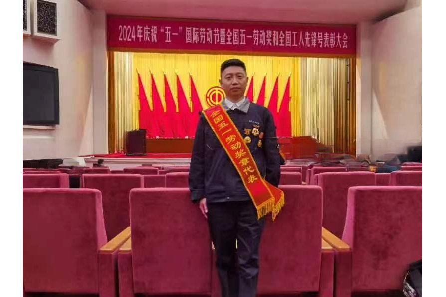 閆俊輝(長春奧普光電技術股份有限公司光學車間球面班工人) 閆俊輝(長春奧普光電技術股份有限公司光學車間球面班工人)