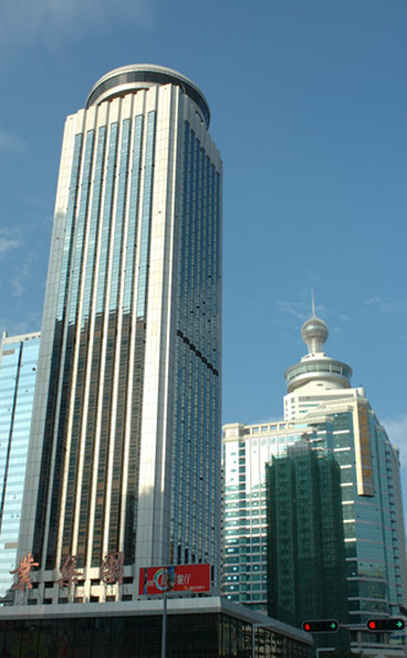 高聳的深圳國貿大廈