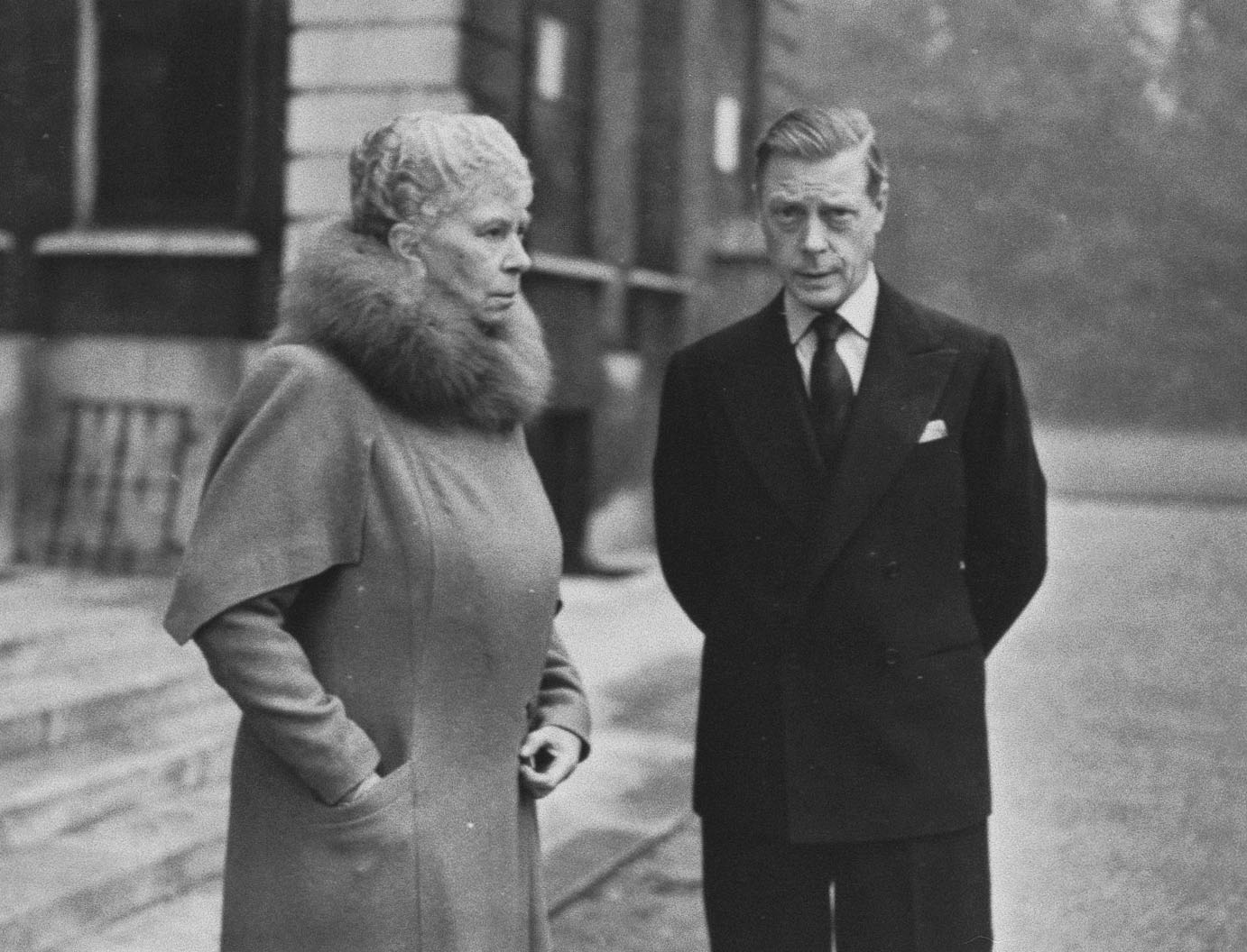 瑪麗王后與已經退位的長子溫莎公爵愛德華在一起。