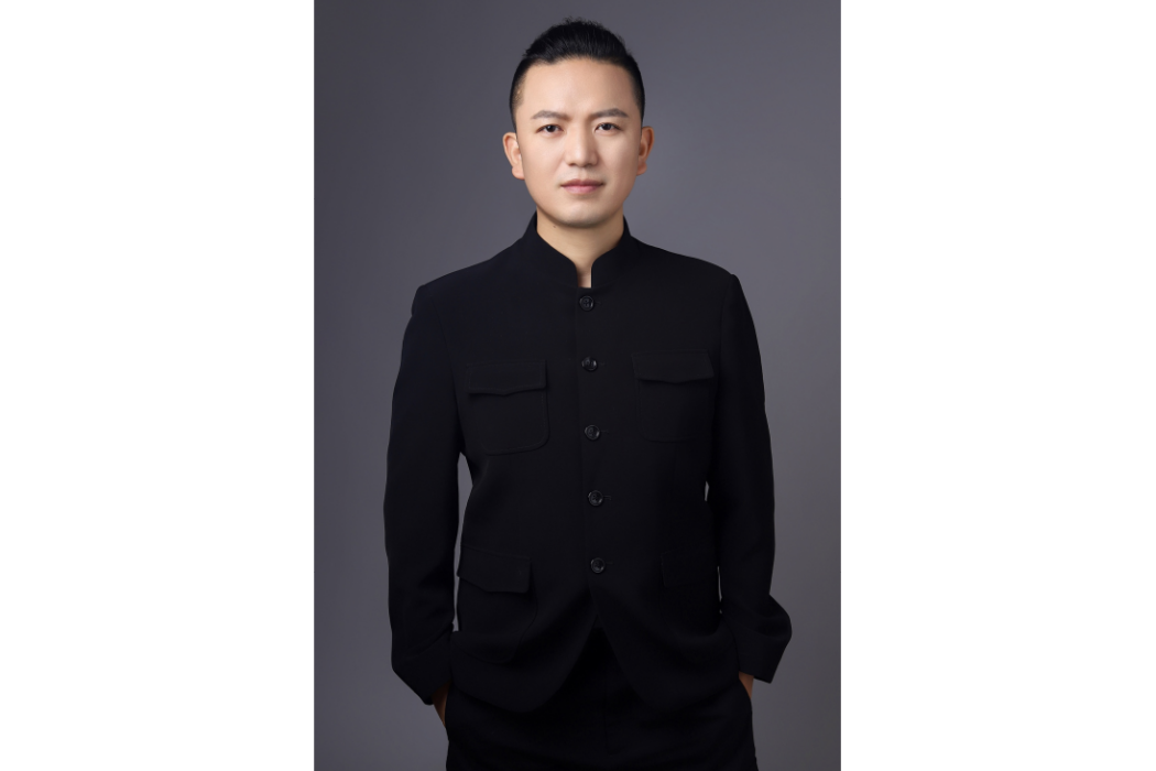 楊春山(中國服裝設計師、古阿新品牌設計總監) 楊春山(中國服裝設計師、古阿新品牌設計總監)