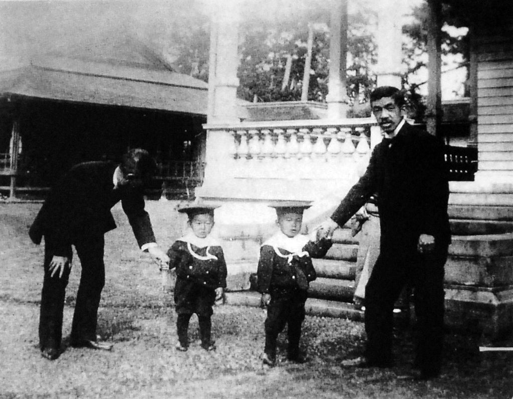 1904年與兩個兒子和侍從在一起