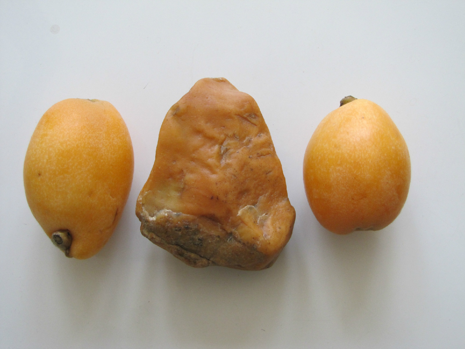 原石和水果枇杷色比圖