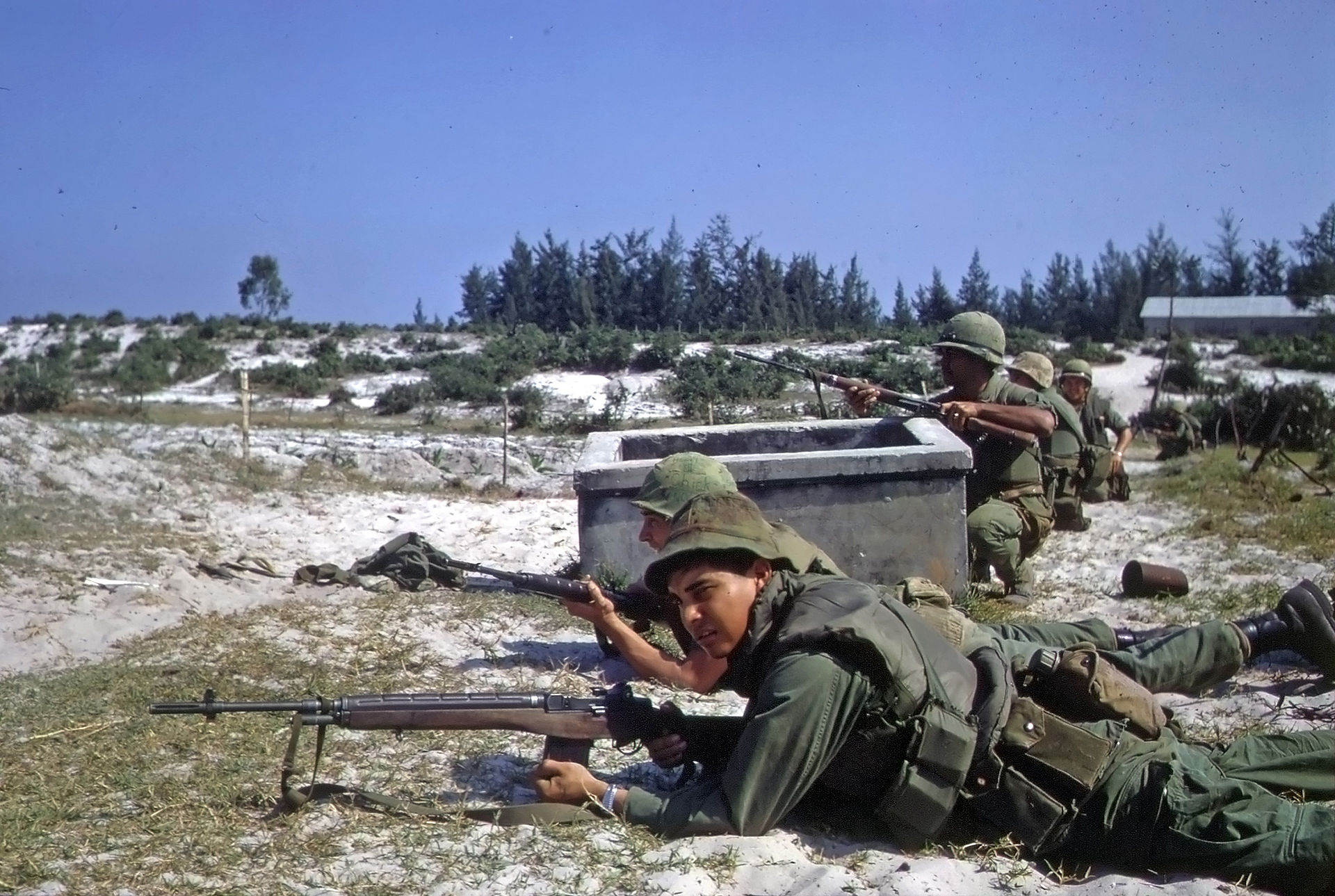 手持M14步槍與美國海軍陸戰隊並肩作戰的南越士兵