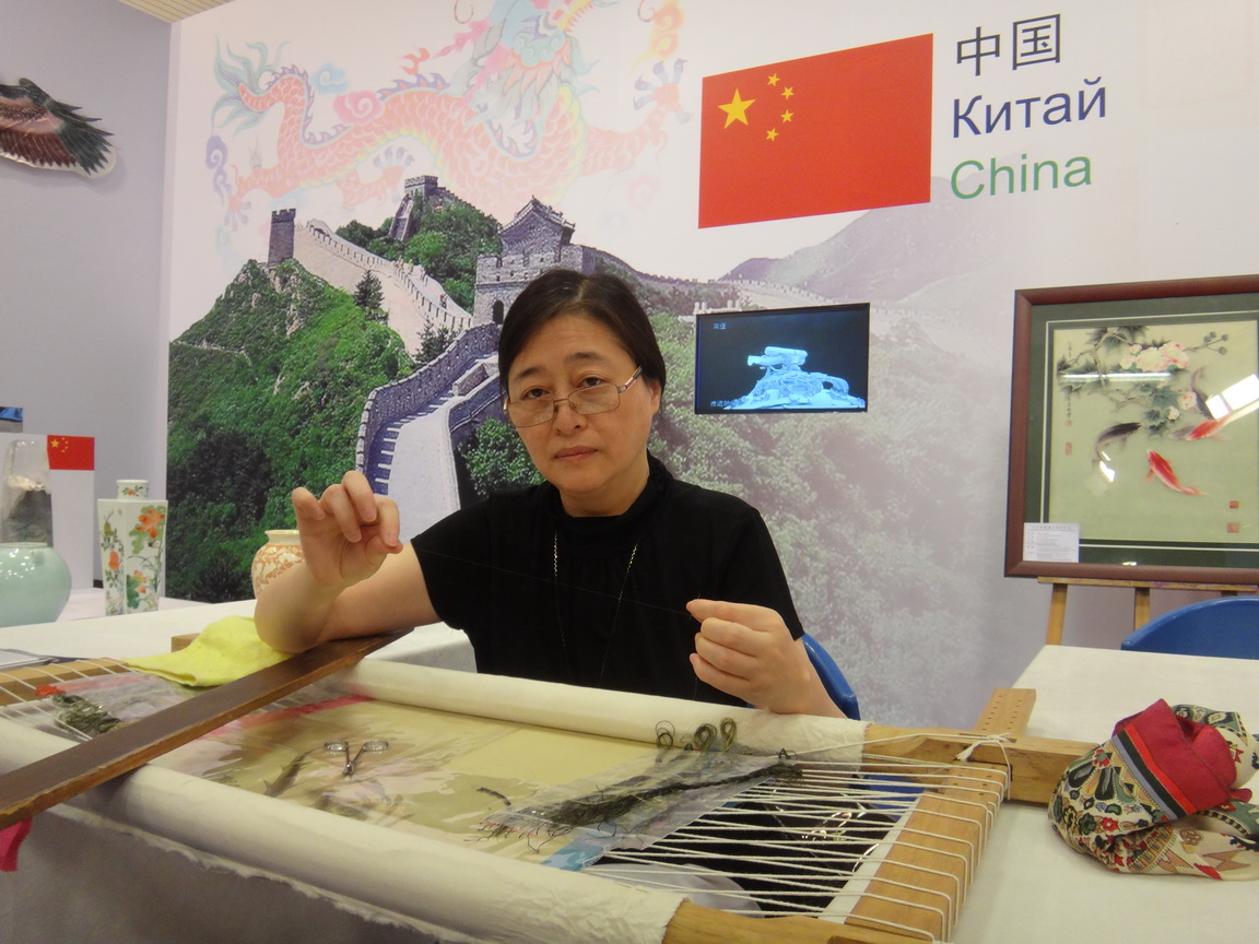 邵曉琤老師在展示中國傳統刺繡