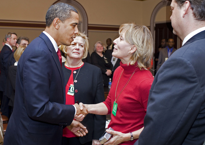 美國總統歐巴馬六天前與Beverly Eckert 握手