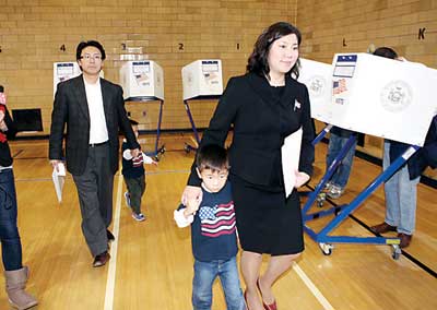孟昭文與丈夫桂源鐘及兩名兒子一同前來投票