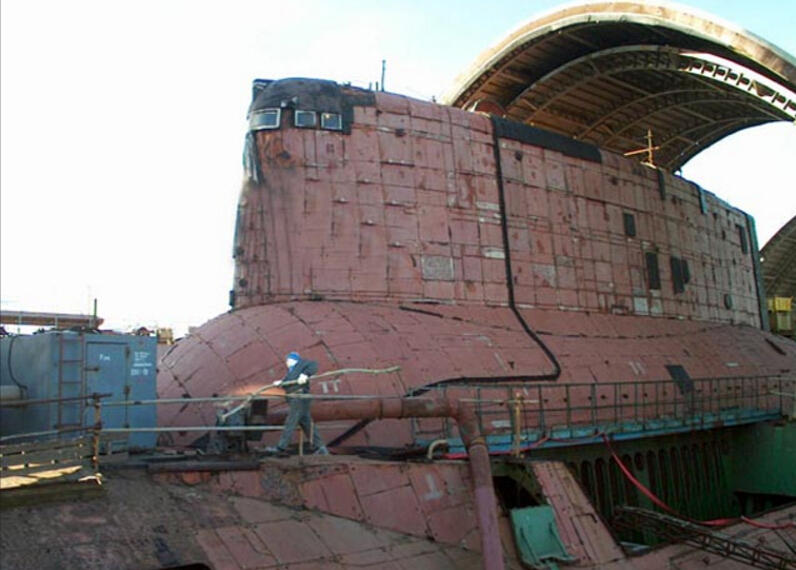 颱風級正在被拆除的指揮台
