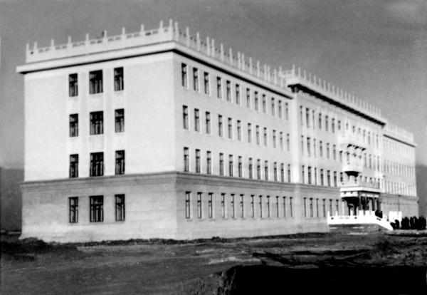 1956年竣工的主樓前樓