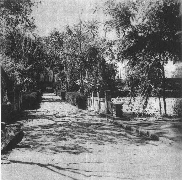 1937年孫明經先生在板浦秋園遺留照