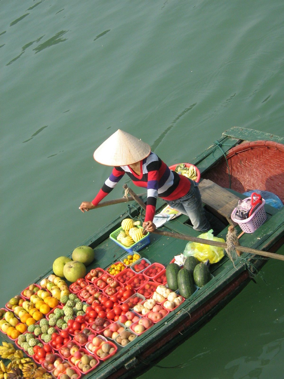 胡德桂拍攝的越南下龍灣海上流動水果攤。