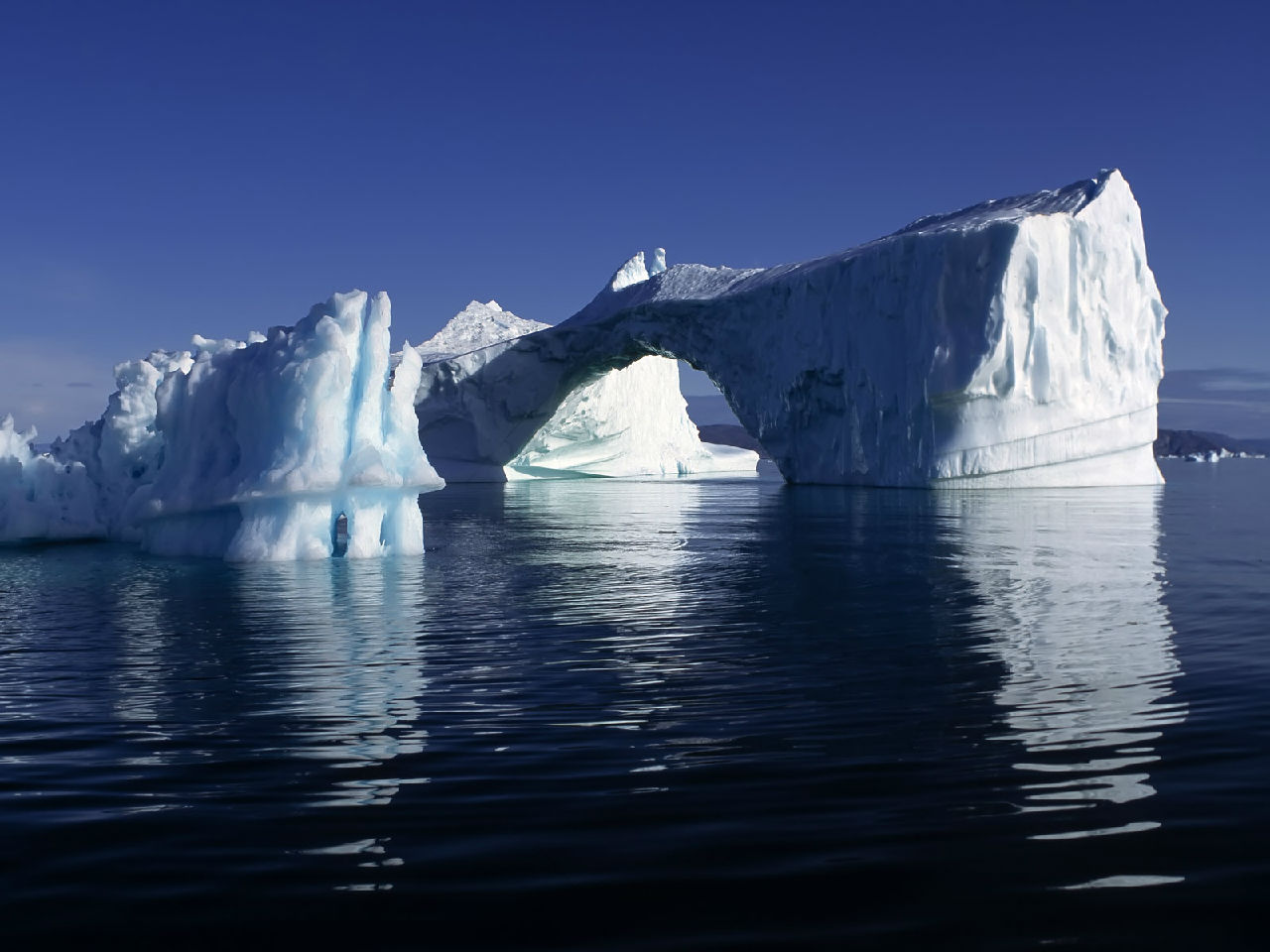 冰前排泄物形成的天然冰川景象
