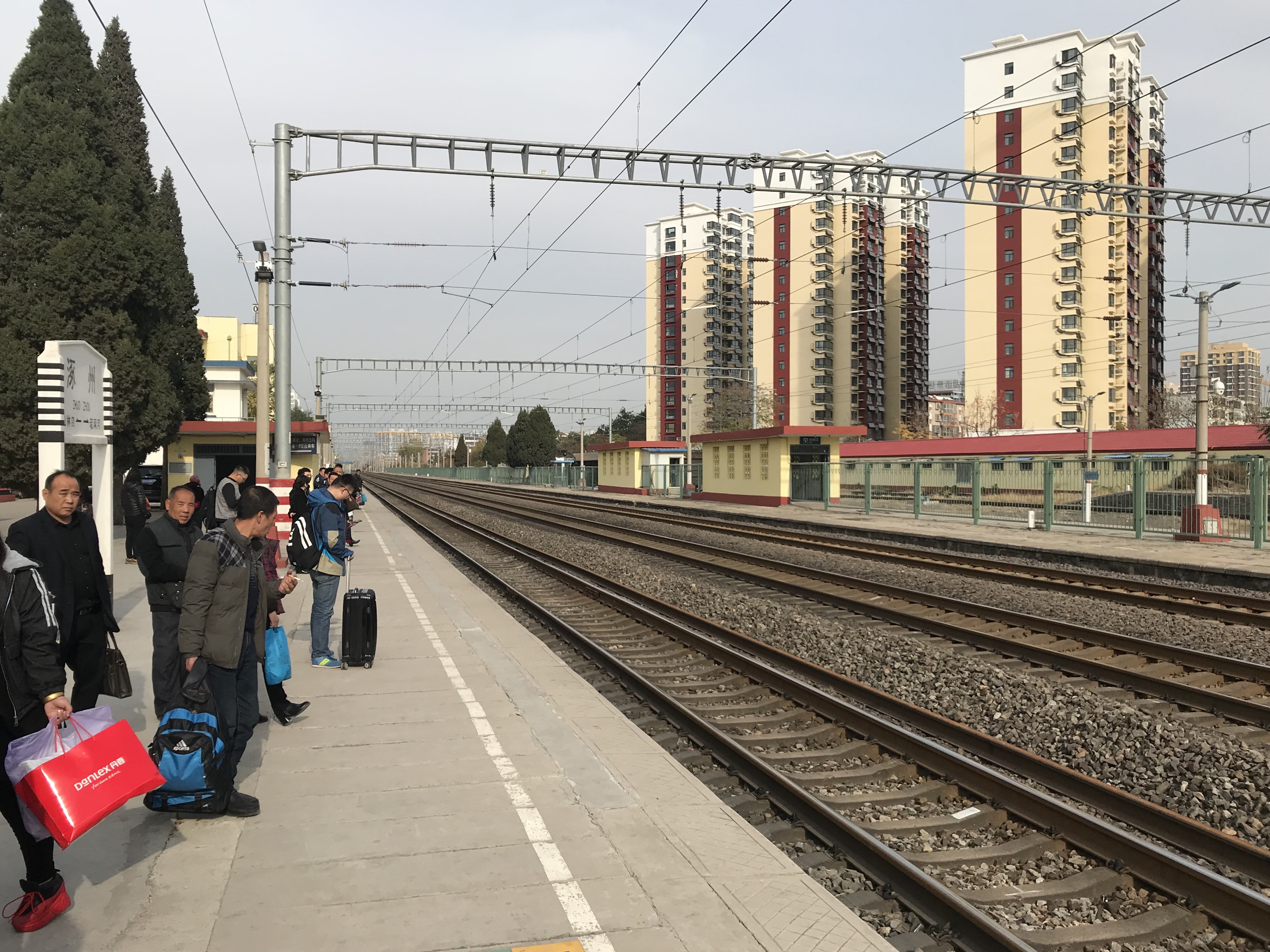 涿州站1號站台（左）與2號站台（右）