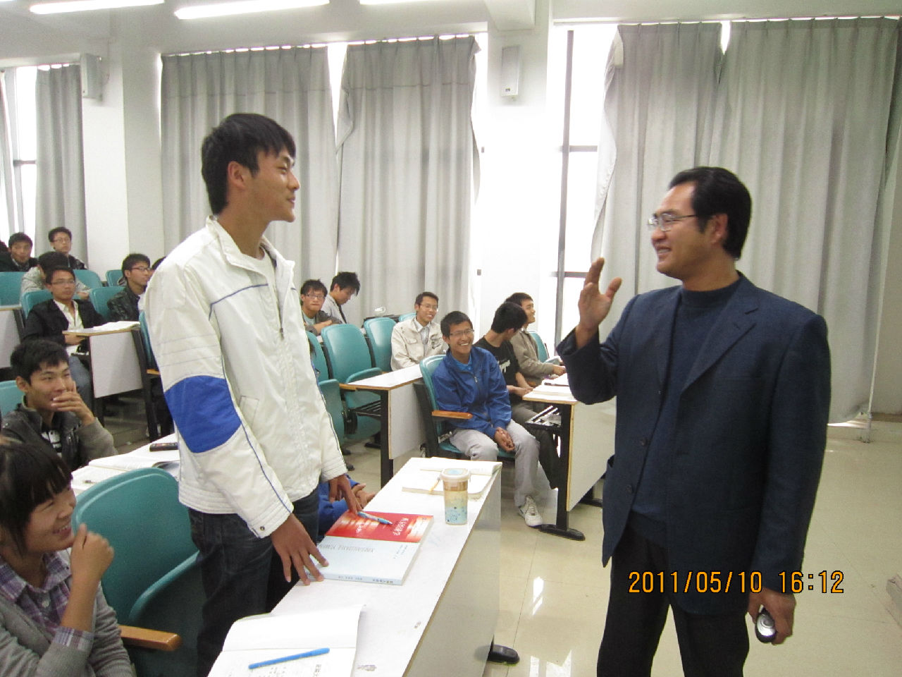 陳世傑教授在與學生互動