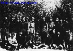 1937年4月，莫文驊(前排左1)