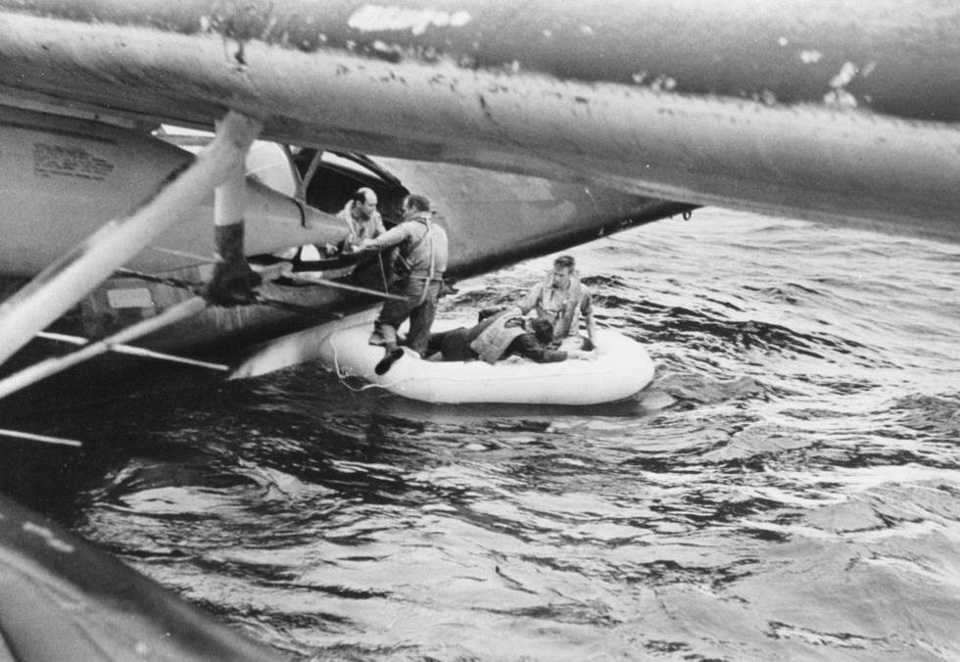 美軍PBY“卡塔琳娜”水上飛機救援落水的飛行員