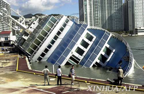 颱風掀翻的一艘渡輪