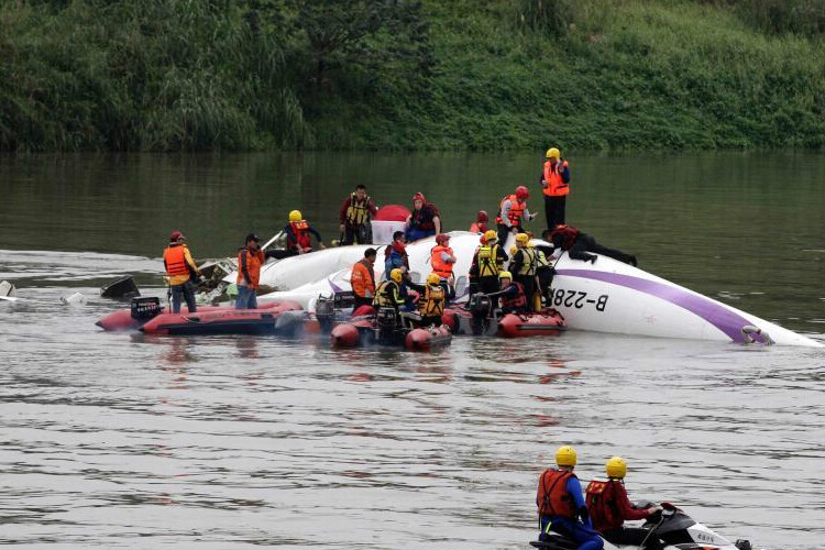 台灣復興航空飛機墜河