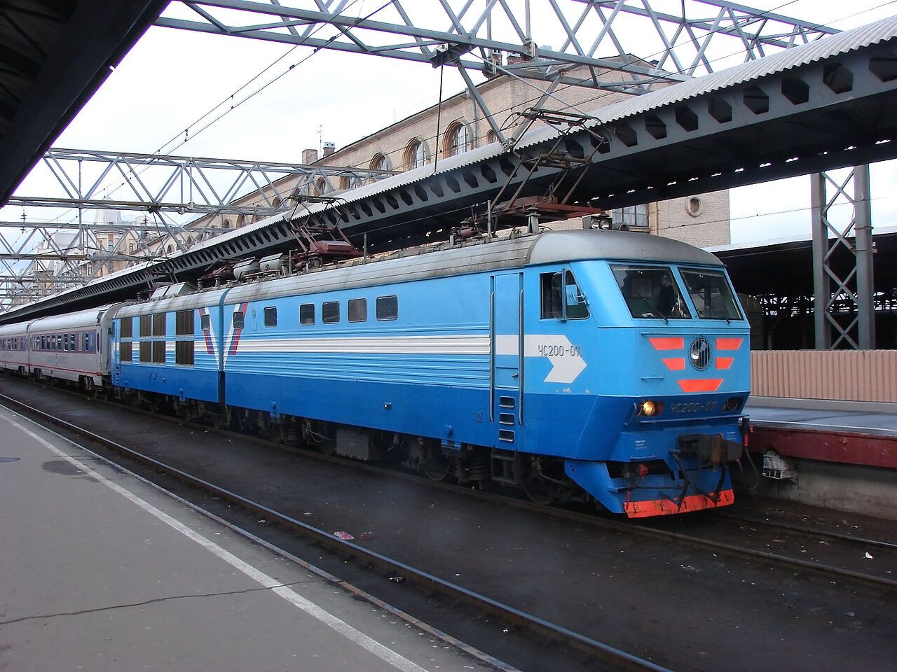 ChS200-011號機車牽引涅夫斯基特快號列車