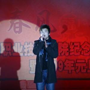 嚴弘