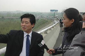 陳剛毅介紹參與設計的公路大橋